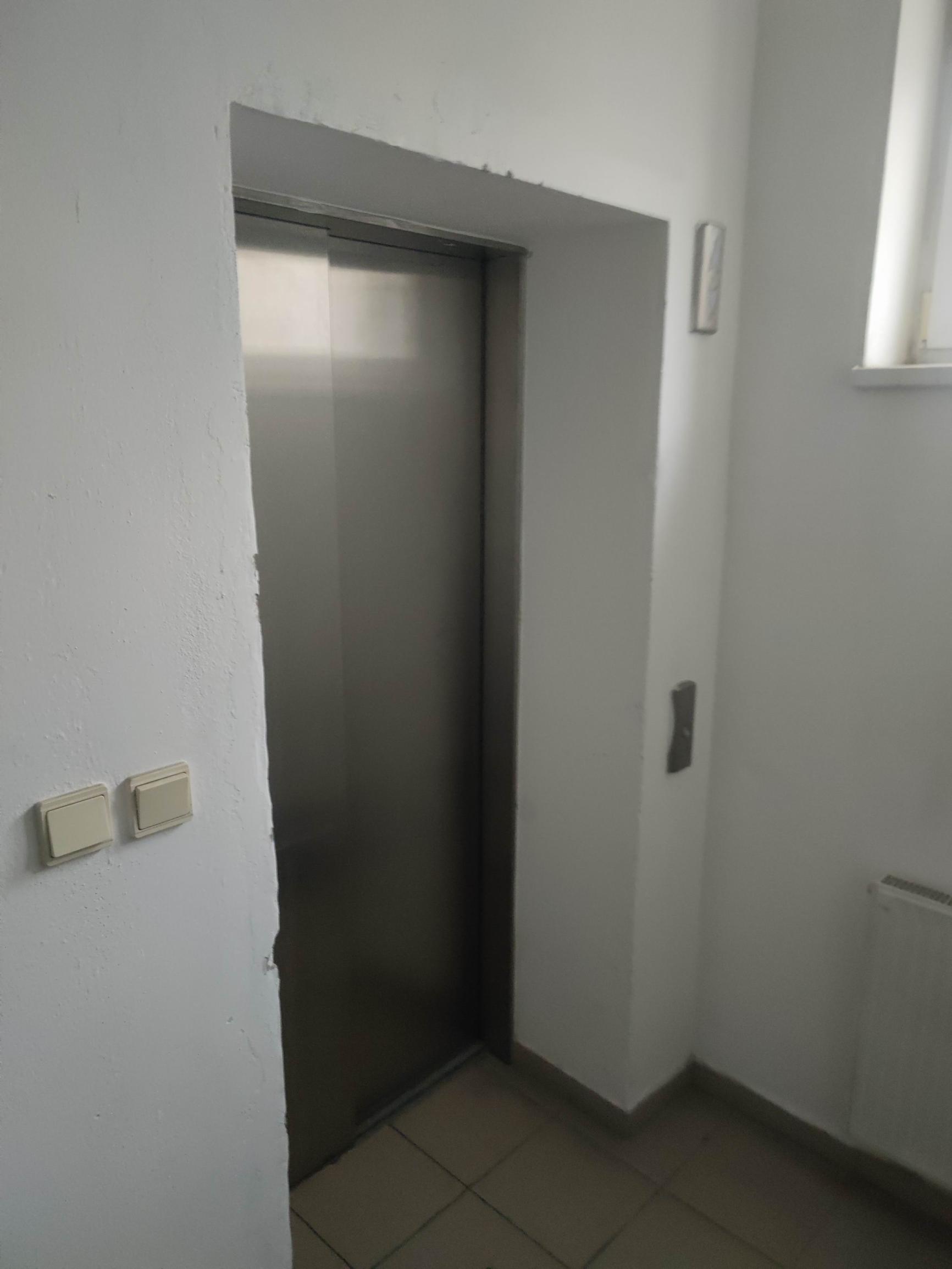 Predaj budovy pre obchod a služby centrum Senice