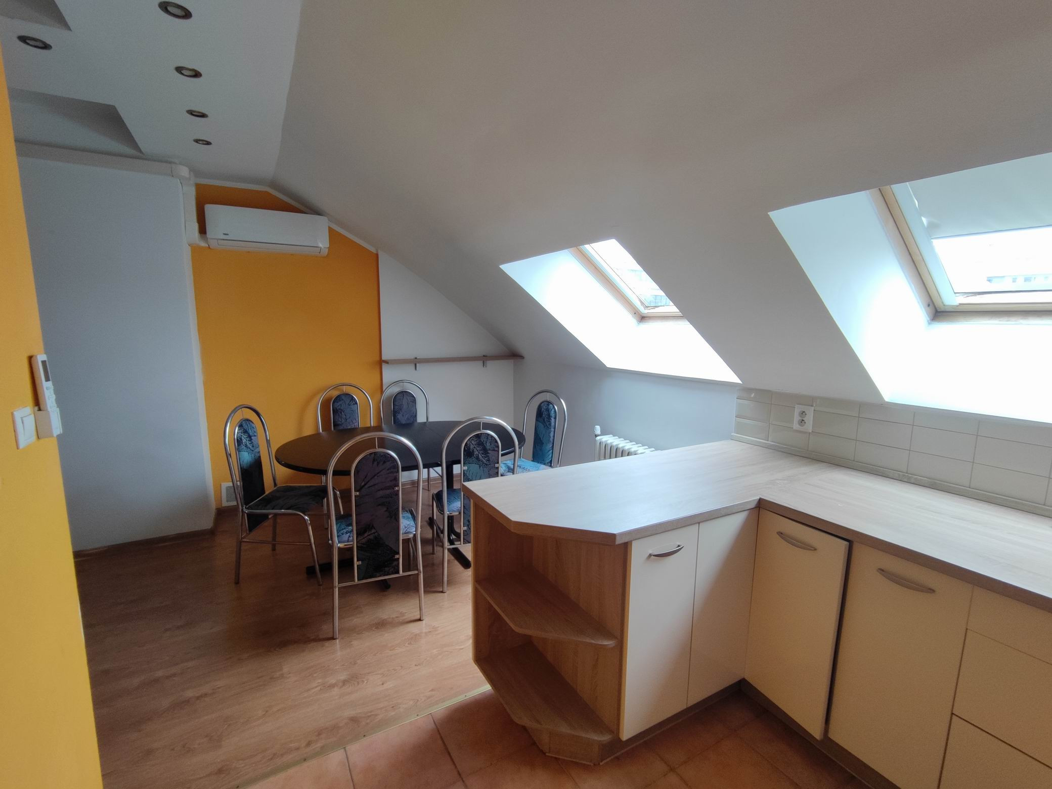 Predaj priestranný 3 izb podkrovný byt s krbom a garážou