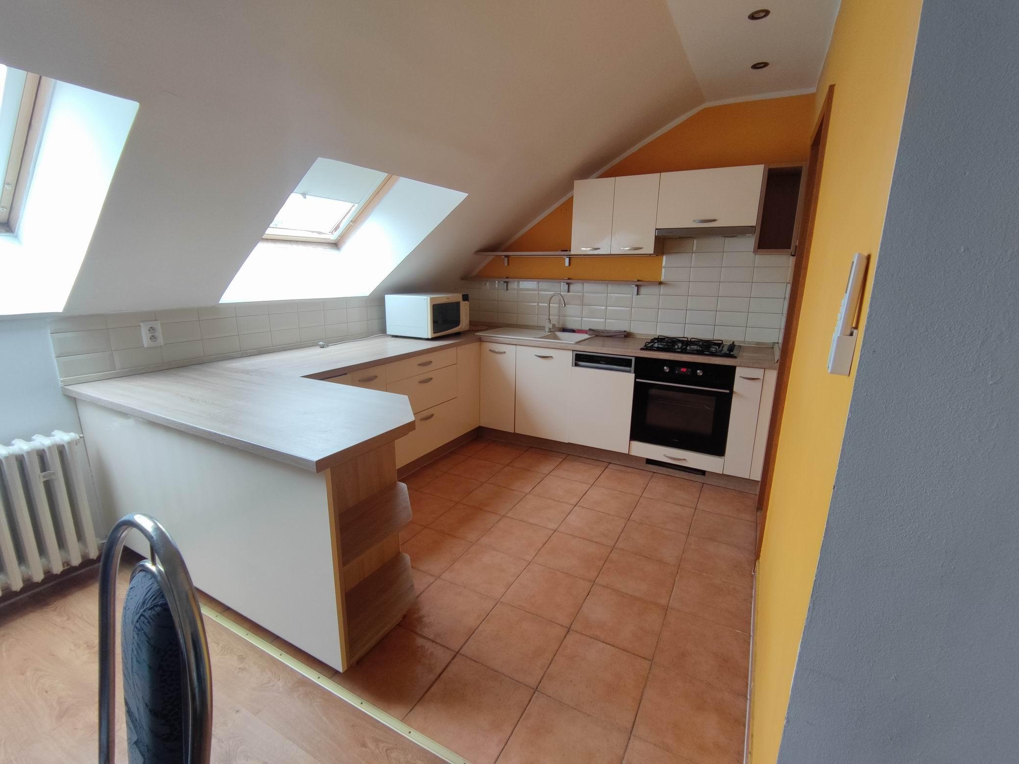 Predaj priestranný 3 izb podkrovný byt s krbom a garážou