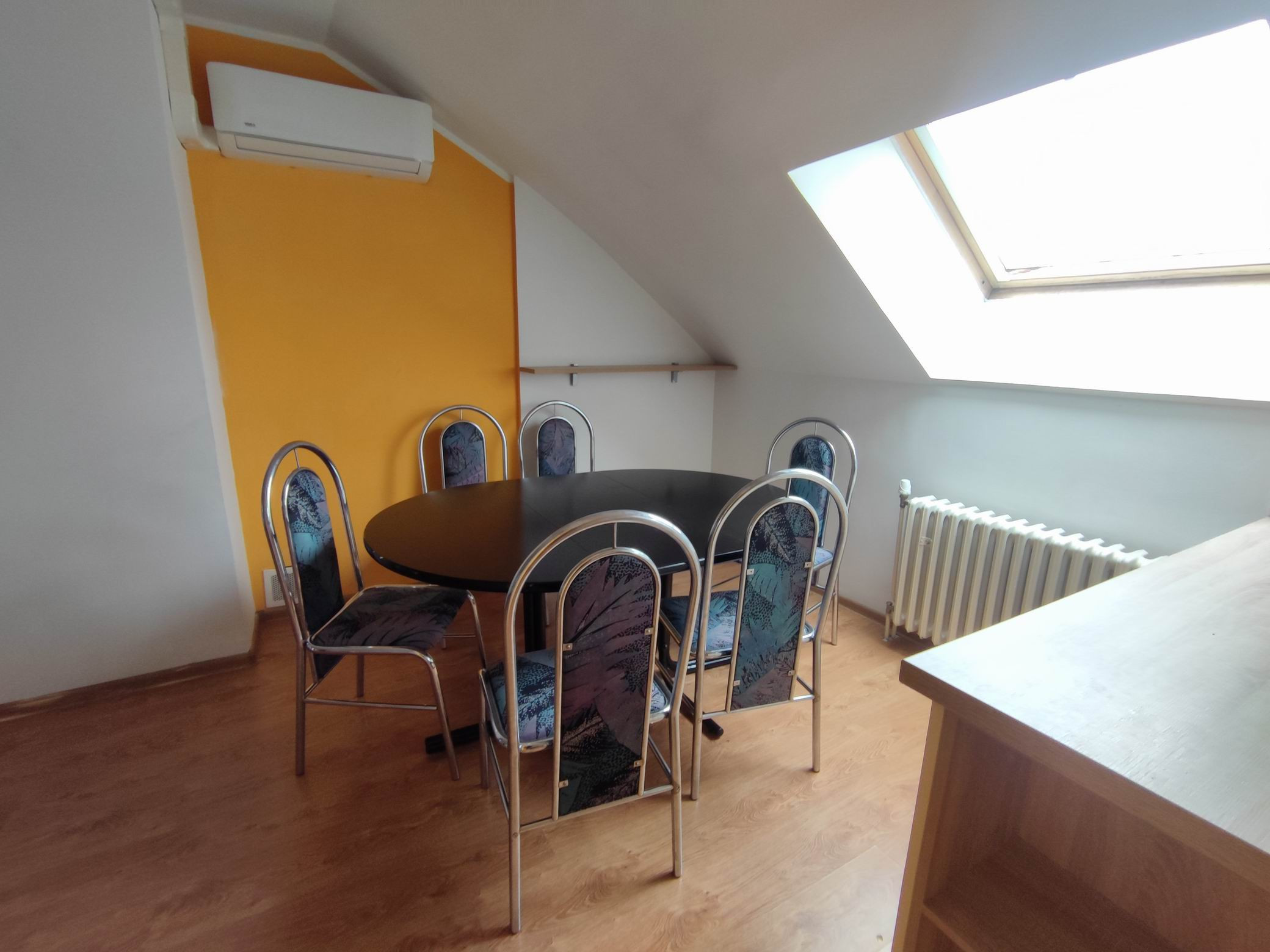 Predaj priestranný 3 izb podkrovný byt s krbom a garážou