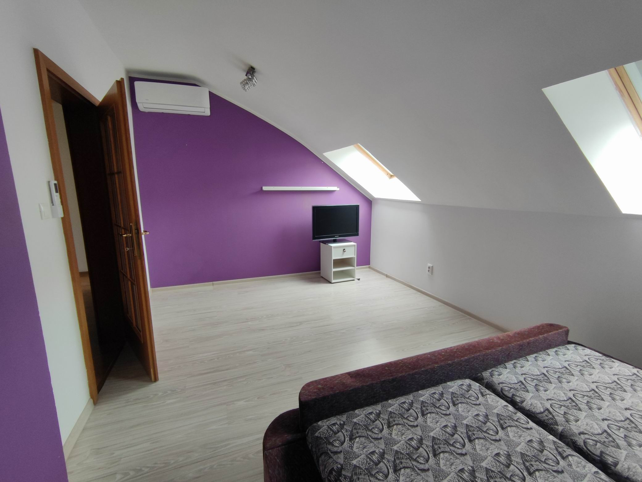 Predaj priestranný 3 izb podkrovný byt s krbom a garážou