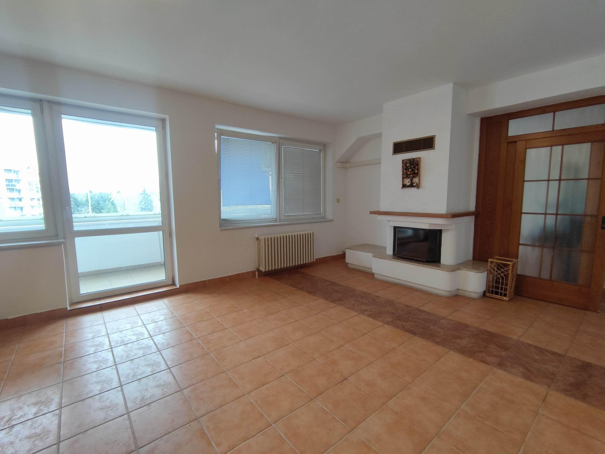 Predaj priestranný 3 izb podkrovný byt s krbom a garážou