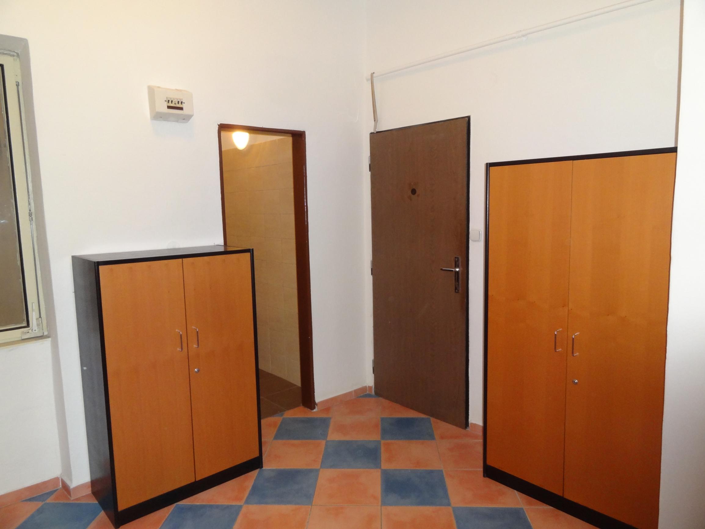 Prenájom priestranného 1 izb. bytu v centre BA s parkovaním
