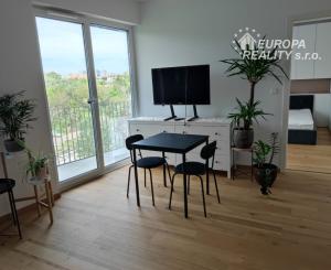 Prenájom 2 izb apartmán s parkovaním v novostavbe – BA Dubravka