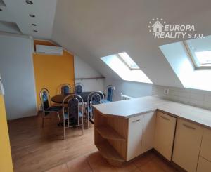 Predaj priestranný 3 izb podkrovný byt s krbom a garážou