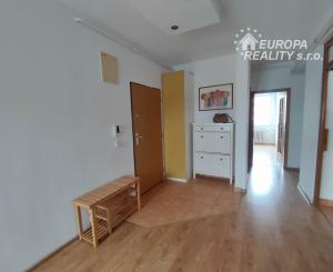 Predaj priestranný 3 izb podkrovný byt s krbom a garážou