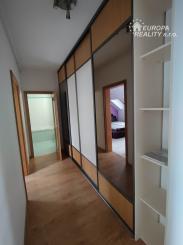 Predaj priestranný 3 izb podkrovný byt s krbom a garážou