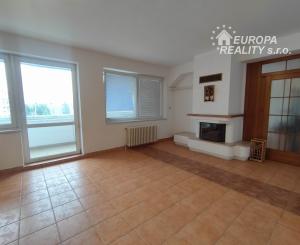 Predaj priestranný 3 izb podkrovný byt s krbom a garážou