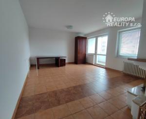 Predaj priestranný 3 izb podkrovný byt s krbom a garážou