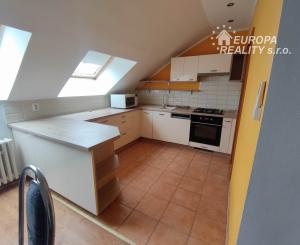 Predaj priestranný 3 izb podkrovný byt s krbom a garážou