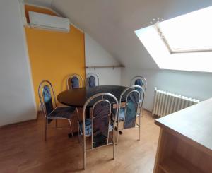 Predaj priestranný 3 izb podkrovný byt s krbom a garážou