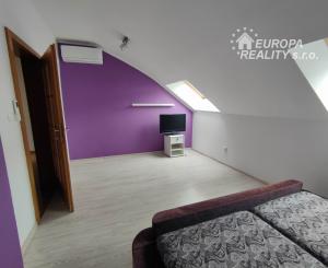 Predaj priestranný 3 izb podkrovný byt s krbom a garážou