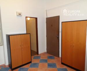 Prenájom priestranného 1 izb. bytu v centre BA s parkovaním