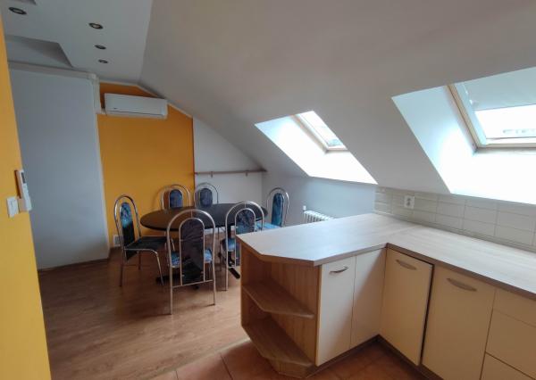 Predaj priestranný 3 izb podkrovný byt s krbom a garážou