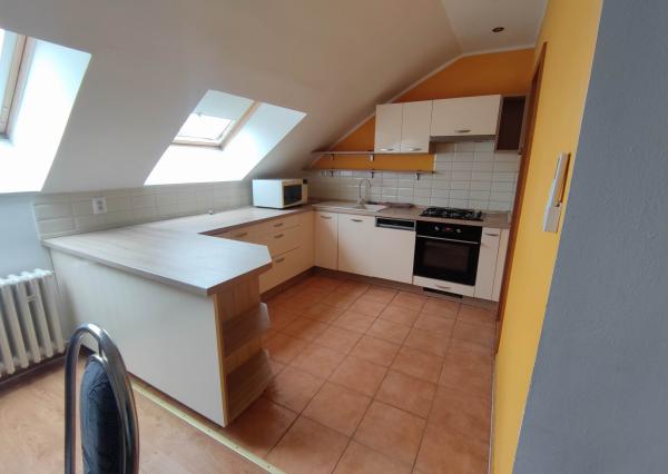 Predaj priestranný 3 izb podkrovný byt s krbom a garážou