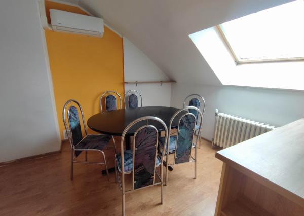 Predaj priestranný 3 izb podkrovný byt s krbom a garážou