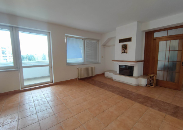 Predaj priestranný 3 izb podkrovný byt s krbom a garážou