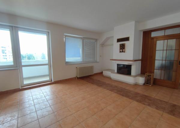 Predaj priestranný 3 izb podkrovný byt s krbom a garážou