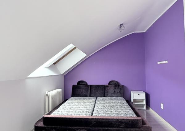 Predaj priestranný 3 izb podkrovný byt s krbom a garážou