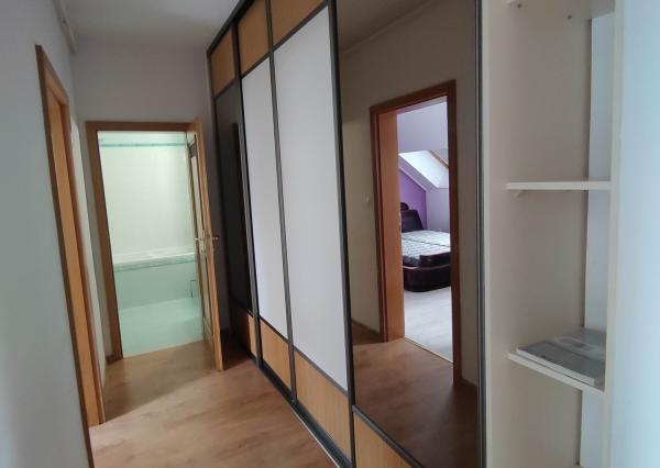 Predaj priestranný 3 izb podkrovný byt s krbom a garážou